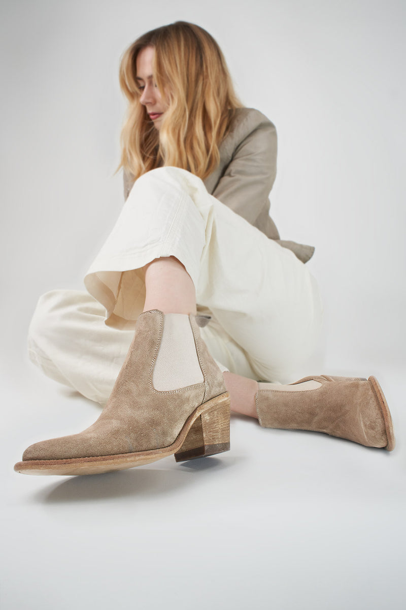 AUSTIN light-sand suede low chelsea texan boots.