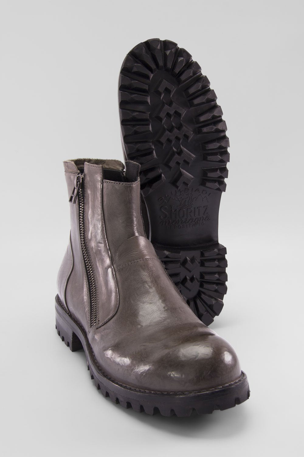 CAMDEN iron-grey ankle boots.